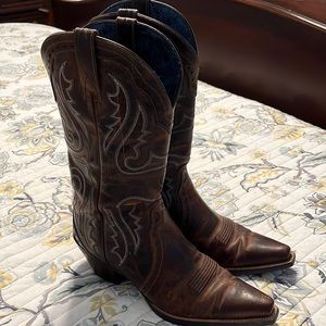Women’s Ariat ATS Cowboy boots. Worn 3 times. Beautiful stitching and detail
